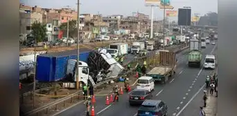 Choque múltiple entre cinco vehículos deja dos fallecidos y 8 heridos en la Panamericana Sur