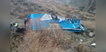 Bus de transporte interprovincial se vuelca y deja 3 muertos y 20 heridos en Arequipa Bus de transporte interprovincial se vuelca y deja 3 muertos y 20 heridos en Arequipa
