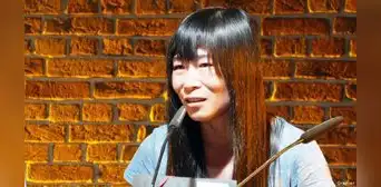 "El rugido de la máquina", antología de Zheng Xiaoqiong, poeta obrera de China "El rugido de la máquina", antología de Zheng Xiaoqiong, poeta obrera de China