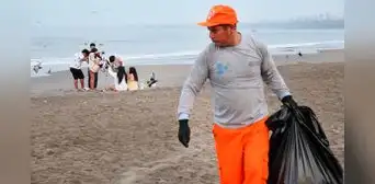 La sacrificada labor del personal de limpieza frente a más de 10 toneladas de basura dejada por 60.000 bañistas en playas de Chorrillos