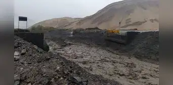 Huaico arrastra y destruye puente recién inaugurado: poblados en Moquegua quedaron incomunicados