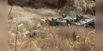 Continúan labores de rescate tras volcadura de bus que transportaba a trabajadores mineros en Arequipa
