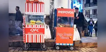 Emprendedores colocan quioscos de QFC y Pepoyos en plena calle del Cusco y en redes bromean: “La competencia esta dura”