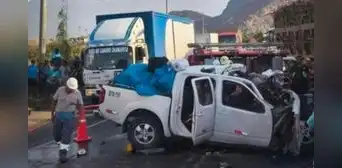 Choque entre camioneta y tráiler deja dos menores y dos adultos fallecidos en la Panamericana Norte Choque entre camioneta y tráiler deja dos menores y dos adultos fallecidos en la Panamericana Norte