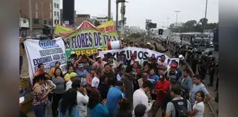 Bloquean la Panamericana Sur: vecinos de SJM protestan por desabastecimiento de agua en asentamientos humanos Bloquean la Panamericana Sur: vecinos de SJM protestan por desabastecimiento de agua en asentamientos humanos
