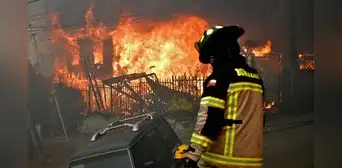 Chile decreta estado de catástrofe y toque de queda por incendios que suman 19 muertos y más de 50.000 personas evacuadas Chile decreta estado de catástrofe y toque de queda por incendios que suman 19 muertos y más de 50.000 personas evacuadas