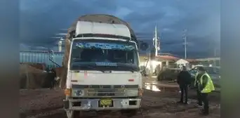 Camión con contrabando choca contra varios vehículos tras persecución policial en Juliaca Camión con contrabando choca contra varios vehículos tras persecución policial en Juliaca