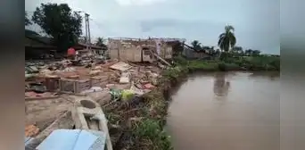 Iquitos: ciudadanos destruyen sus viviendas ante incremento del río Ucayali