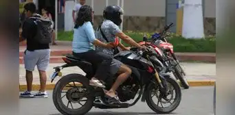 Conductores reincidentes que circulen con dos personas en moto podrían perder su licencia y ser multados con el doble del monto original, según MTC Conductores reincidentes que circulen con dos personas en moto podrían perder su licencia y ser multados con el doble del monto original, según MTC