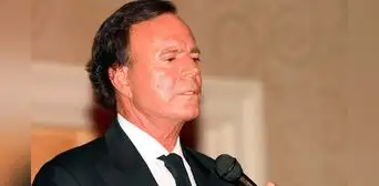 Fiscalía de España archiva denuncias de abuso contra Julio Iglesias por parte de sus 2 exempleadas