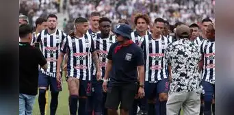 Alianza Lima presentó a sus jugadores en grupo y no individualmente: el inusual ingreso del plantel en la Noche Blanquiazul Alianza Lima presentó a sus jugadores en grupo y no individualmente: el inusual ingreso del plantel en la Noche Blanquiazul