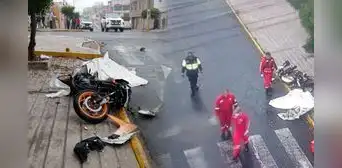Arequipa: dos adolescentes mueren tras choque entre motocicleta y camioneta