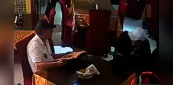 Pareja de adultos mayores fingen ser comensales para robar celular y S/1.000 en chifa de Jesús María Pareja de adultos mayores fingen ser comensales para robar celular y S/1.000 en chifa de Jesús María