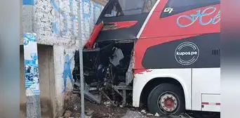Puno: un fallecido y doce heridos tras colisión de bus contra vivienda urbana