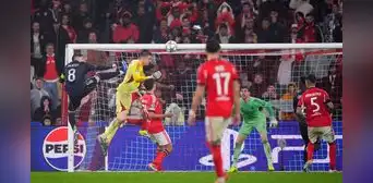 Arquero del Benfica se volvió héroe ante Real Madrid: marcó gol de último minuto y metió a su equipo en playoffs de Champions League