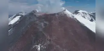 Volcán Sabancaya registró explosión de cenizas que alcanzó 3.400 metro de altura y genera alerta naranja en Arequipa, según IGP Volcán Sabancaya registró explosión de cenizas que alcanzó 3.400 metro de altura y genera alerta naranja en Arequipa, según IGP