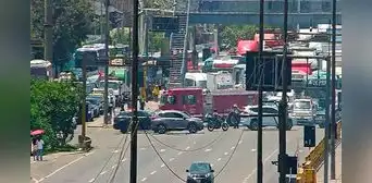 Incendio de vehículo genera congestión en Vía Evitamiento en Ate Incendio de vehículo genera congestión en Vía Evitamiento en Ate