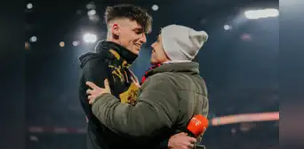 Frente a 50.000 personas: árbitro le propuso matrimonio a su novio en pleno partido de la Bundesliga Frente a 50.000 personas: árbitro le propuso matrimonio a su novio en pleno partido de la Bundesliga