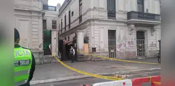 Sujeto dispara y mata a policía tras quitarle su arma de reglamento durante forcejeo en bar del Cercado de Lima Sujeto dispara y mata a policía tras quitarle su arma de reglamento durante forcejeo en bar del Cercado de Lima
