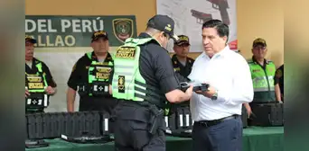 Ministro del Interior entregó 1.007 pistolas a la PNP compradas en proceso bajo investigación fiscal Ministro del Interior entregó 1.007 pistolas a la PNP compradas en proceso bajo investigación fiscal