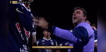Pablo Guede recriminó a Renzo Garcés por darle la cinta de capitán a Paolo Guerrero en pleno partido de Alianza Lima: "¡Dale, boludo!" Pablo Guede recriminó a Renzo Garcés por darle la cinta de capitán a Paolo Guerrero en pleno partido de Alianza Lima: "¡Dale, boludo!"