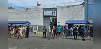 Denuncian cobro de hasta S/30 por espacios en filas para trámites en Reniec de Independencia Denuncian cobro de hasta S/30 por espacios en filas para trámites en Reniec de Independencia