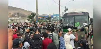 Transportistas bloquean av. Néstor Gambetta tras ataque a cobradora de combi en Ventanilla Transportistas bloquean av. Néstor Gambetta tras ataque a cobradora de combi en Ventanilla
