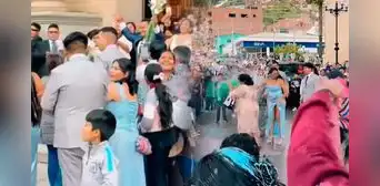 Invitados de una boda en Tarma se molestan al ser sorprendidos con baldes de agua a la salida de la iglesia durante carnavales Invitados de una boda en Tarma se molestan al ser sorprendidos con baldes de agua a la salida de la iglesia durante carnavales