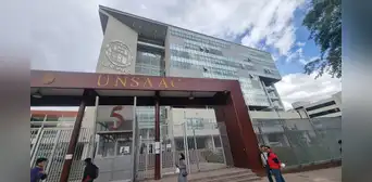 Policía interviene a tres presuntos 'suplantadores' durante examen de admisión en la Unsaac en Cusco Policía interviene a tres presuntos 'suplantadores' durante examen de admisión en la Unsaac en Cusco