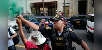Policía quita bengala y se burla de manifestantes durante protesta contra ''albergue'' de Milagros Jaúregui Policía quita bengala y se burla de manifestantes durante protesta contra ''albergue'' de Milagros Jaúregui