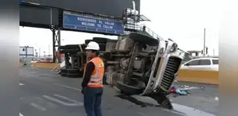 Tráiler se vuelca y bloquea la avenida Faucett en dirección al Aeropuerto Jorge Chávez en el Callao Tráiler se vuelca y bloquea la avenida Faucett en dirección al Aeropuerto Jorge Chávez en el Callao