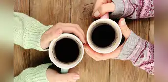 Tomar 2 tazas de café al día reduciría el riesgo de desarrollar demencia y problemas cognitivos, según estudio