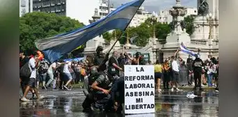 Sindicatos en Argentina protestan contra reforma laboral impulsada por Milei que quita derechos a trabajadores Sindicatos en Argentina protestan contra reforma laboral impulsada por Milei que quita derechos a trabajadores