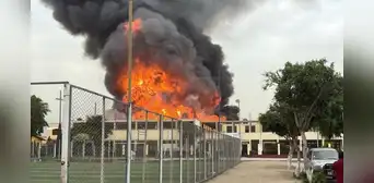 Fuerte incendio consumió almacén clandestino de aerosoles en Huachipa tras reporte de explosiones en zona residencial Fuerte incendio consumió almacén clandestino de aerosoles en Huachipa tras reporte de explosiones en zona residencial