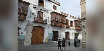 Turista turco sufre el robo de su celular a solo dos cuadras de Palacio de Gobierno