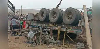 Tragedia en Huacho: cuatro adultos y un menor a bordo de miniván mueren aplastados por tráiler en el km 103 de la Panamericana Norte Tragedia en Huacho: cuatro adultos y un menor a bordo de miniván mueren aplastados por tráiler en el km 103 de la Panamericana Norte