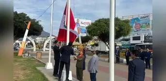 Dr. Oscar Pérez Sánchez lidera izamiento del pabellón nacional en el frontis de la Sede Judicial