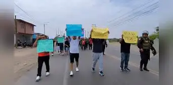 Pescadores realizan marcha de sacrificio en la Panamericana Norte: exigen cese de la veda del bonito en Lambayeque Pescadores realizan marcha de sacrificio en la Panamericana Norte: exigen cese de la veda del bonito en Lambayeque