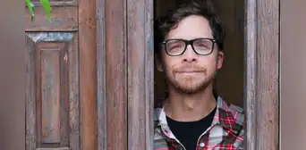 Luis Carlos Burneo presenta ‘La Habitación Secreta’, su show que combina stand up comedy y música en vivo Luis Carlos Burneo presenta ‘La Habitación Secreta’, su show que combina stand up comedy y música en vivo