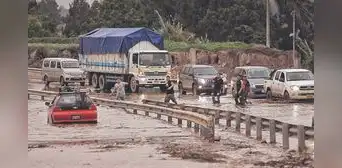 Intensas lluvias restringen acceso de carreteras en el sur del Perú y dejan varados a varios vehículos Intensas lluvias restringen acceso de carreteras en el sur del Perú y dejan varados a varios vehículos