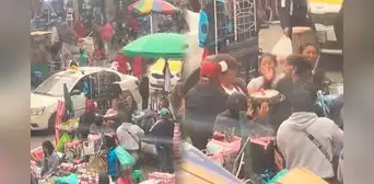 Vendedoras ambulantes sorprenden a su compañera con pastel y le cantan 'Happy Birthday' en plena calle por su cumpleaños: "La verdadera amistad" Vendedoras ambulantes sorprenden a su compañera con pastel y le cantan 'Happy Birthday' en plena calle por su cumpleaños: "La verdadera amistad"