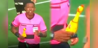 Hinchas de Cristal lanzaron una gallina de hule a la cancha en pleno partido con Universitario