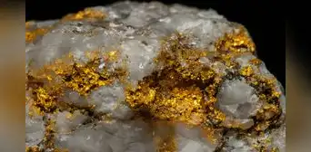 Estudio revela que los terremotos podrían ser responsables de la formación de pepitas de oro en la Tierra
