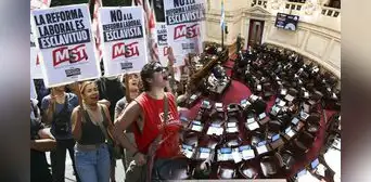 Congreso de Argentina aprueba la reforma laboral de Javier Milei pese a masivas protestas sindicales