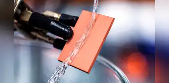 Científicos de EE.UU. crean un material 'imposible' de mojar y capaz de soportar agua caliente de 90 °C sin perder calidad Científicos de EE.UU. crean un material 'imposible' de mojar y capaz de soportar agua caliente de 90 °C sin perder calidad