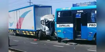 Choque entre camión de carga y bus de transporte público El Chino en la Panamericana Norte dejó un muerto