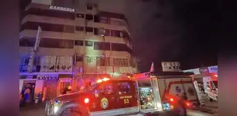 Juliaca: bomberos combaten incendio en quinto piso con sogas y reclaman camión con escalera Juliaca: bomberos combaten incendio en quinto piso con sogas y reclaman camión con escalera
