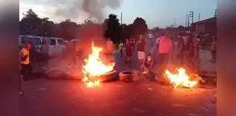 Iquitos: padres bloquean carretera y exigen la reconstrucción de colegio