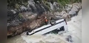 Trágico accidente en Huarochirí deja 14 muertos: miniván con más de 20 pasajeros cae al Río Rímac tras chocar con camioneta Trágico accidente en Huarochirí deja 14 muertos: miniván con más de 20 pasajeros cae al Río Rímac tras chocar con camioneta