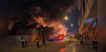 Comas: voraz incendio en fábrica de colchones moviliza decenas de unidades de bomberos